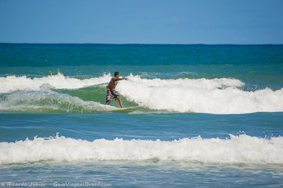 Imagem de surfista nas ondas da bela Praia de Jeribucaçu.
